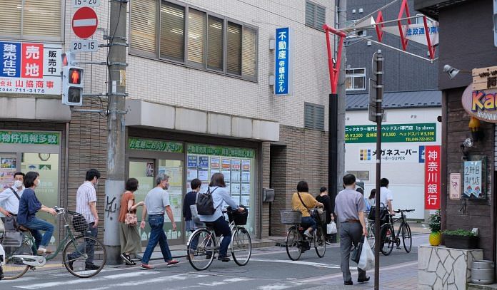 japan People in masks while they shop in Tokyo, Japan. | Twitter/ Bike to it