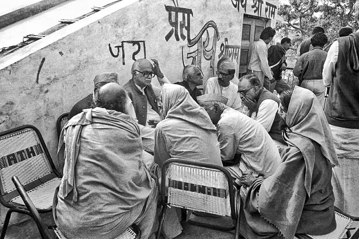 On 6 December 1992 morning, before the demolition, veteran leader L.K. Advani at a meeting with temple movement leaders | Photo: Praveen Jain | ThePrint