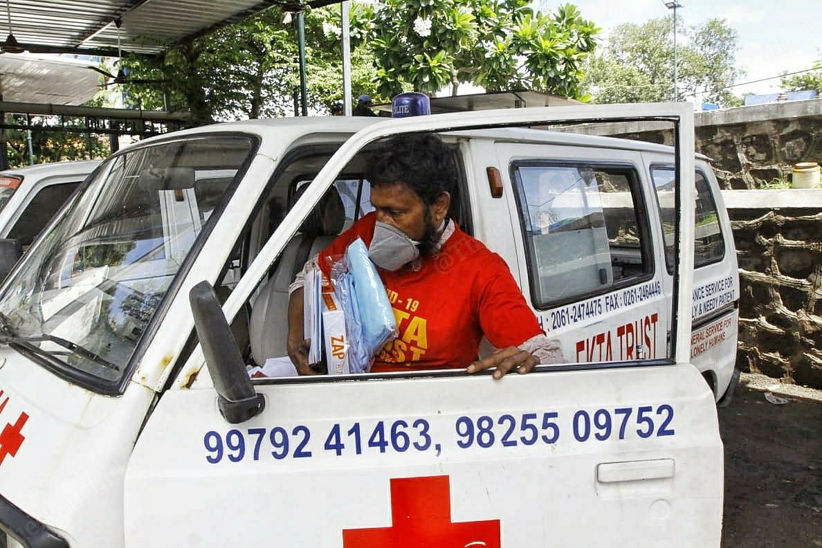 Abdul leaves for the crematorium in an ambulance, carrying PPE kits | Praveen Jain | ThePrint