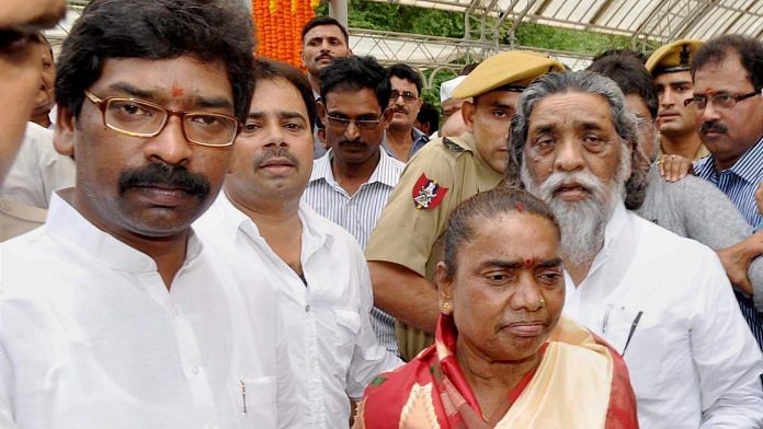 File photo Hemant Soren with JMM Chief and his father Shibu Soren and mother Rupi Soren at Raj Bhavan in Ranchi | PTI