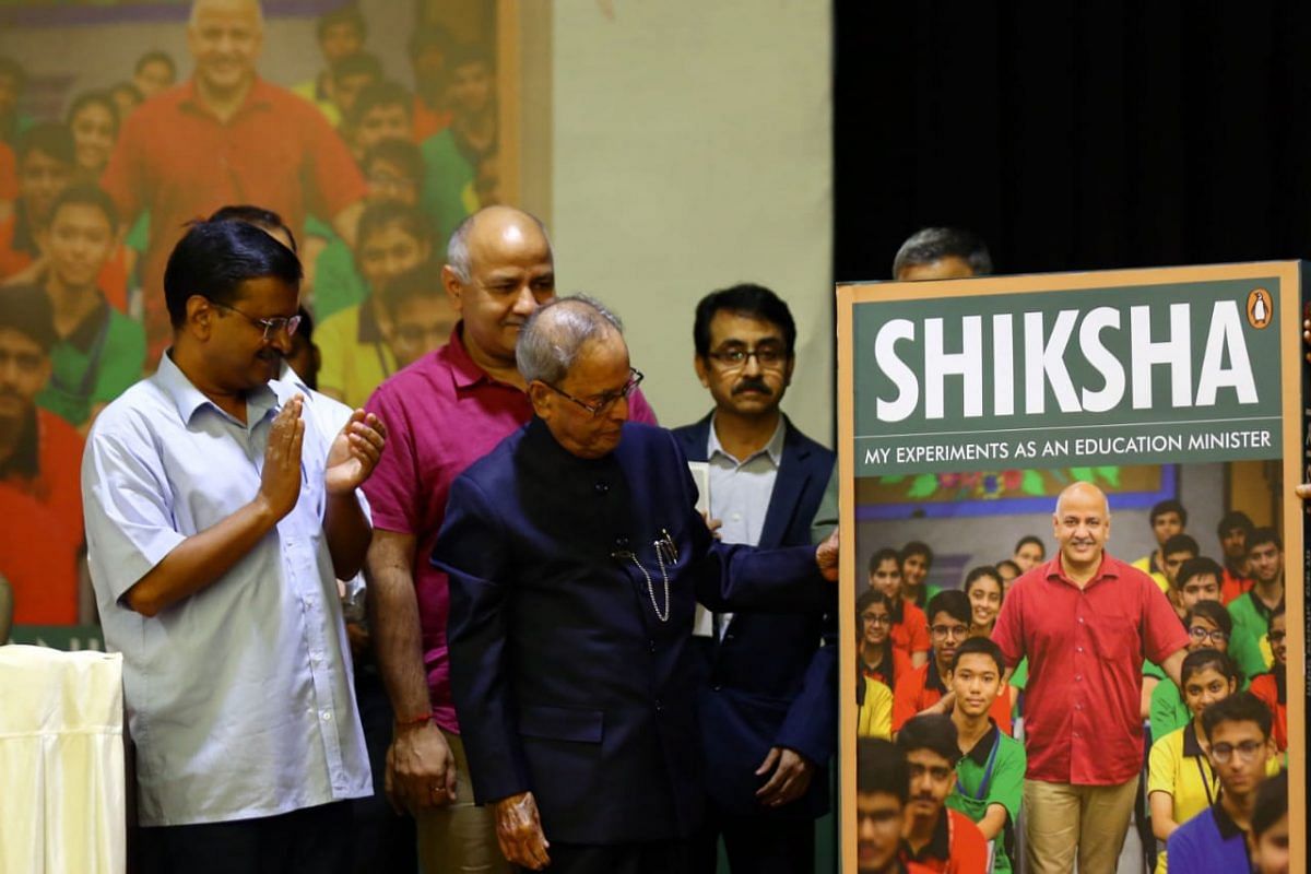 Delhi CM Arvind Kejriwal left), Pranab Mukherjee centre, Manish Sisodia behing Mukherjee at Shiksha event in New Delhi in 2019 | Photo: Suraj Singh Bisht | ThePrint