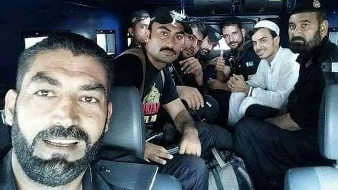 The image of Peshawar elite police personnel with Khalid that is being widely circulated on social media | Twitter | @Gulalai_Ismail