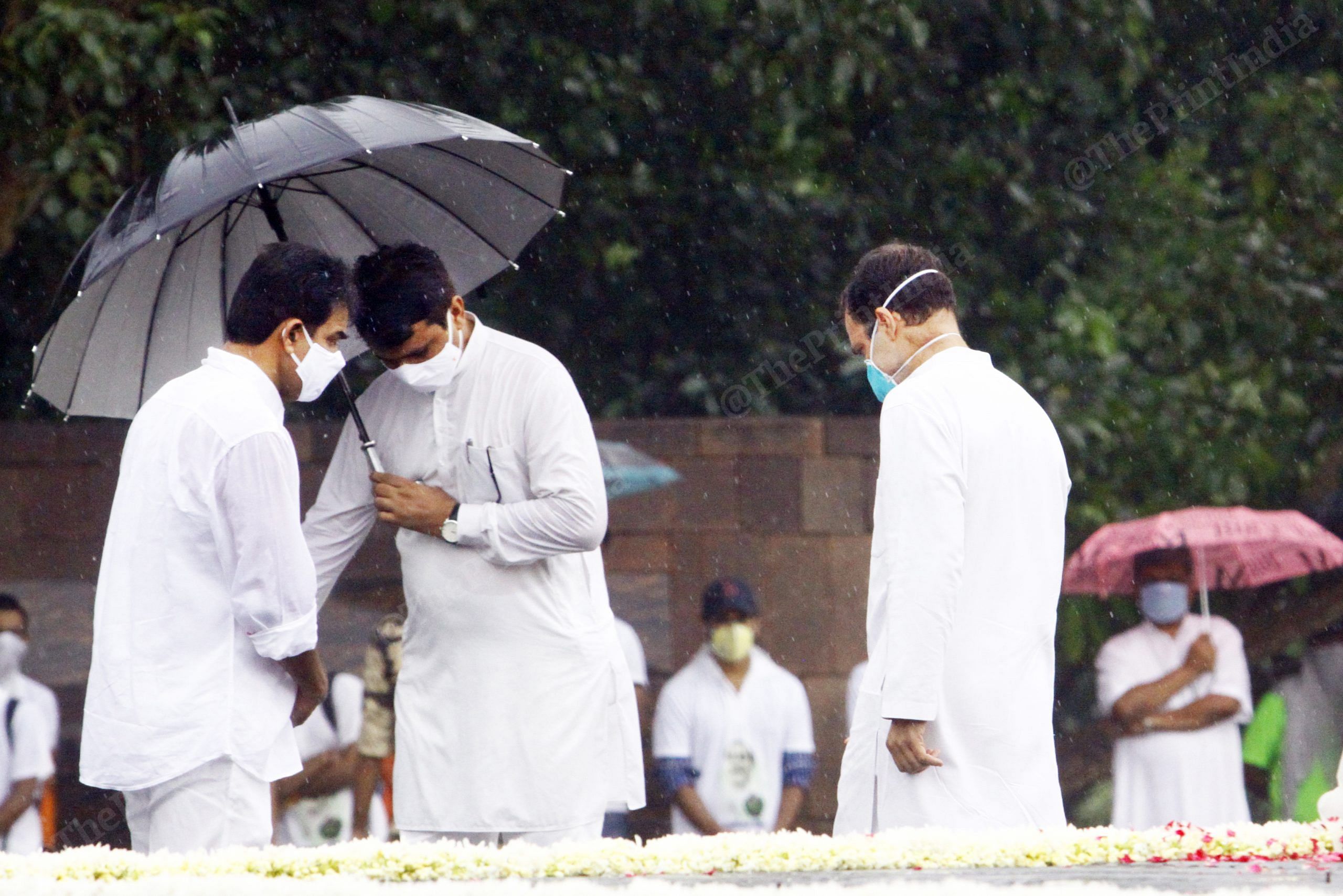 As Rahul Gandhi leaves, Congress leader K. C.Venugopal also arrives to pay respect | Photo: Praveen Jain | ThePrint