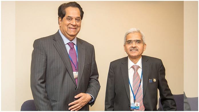 File photo of veteran banker K.V. Kamath (left) with RBI governor Shaktikanta Das | Twitter: Indian Embassy in the US