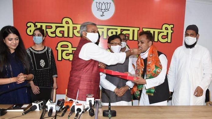 Shaheen Bagh activist Shahzad Ali is welcomed to BJP at the part headquarters in Delhi | @BJP4Delhi | Twitter
