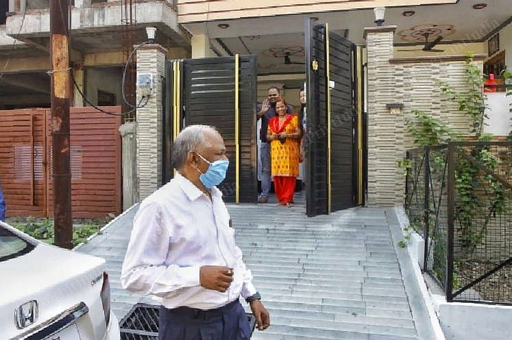 S.K. Yadavs family sees him off while he leaves for work | Photo: Praveen Jain | ThePrint