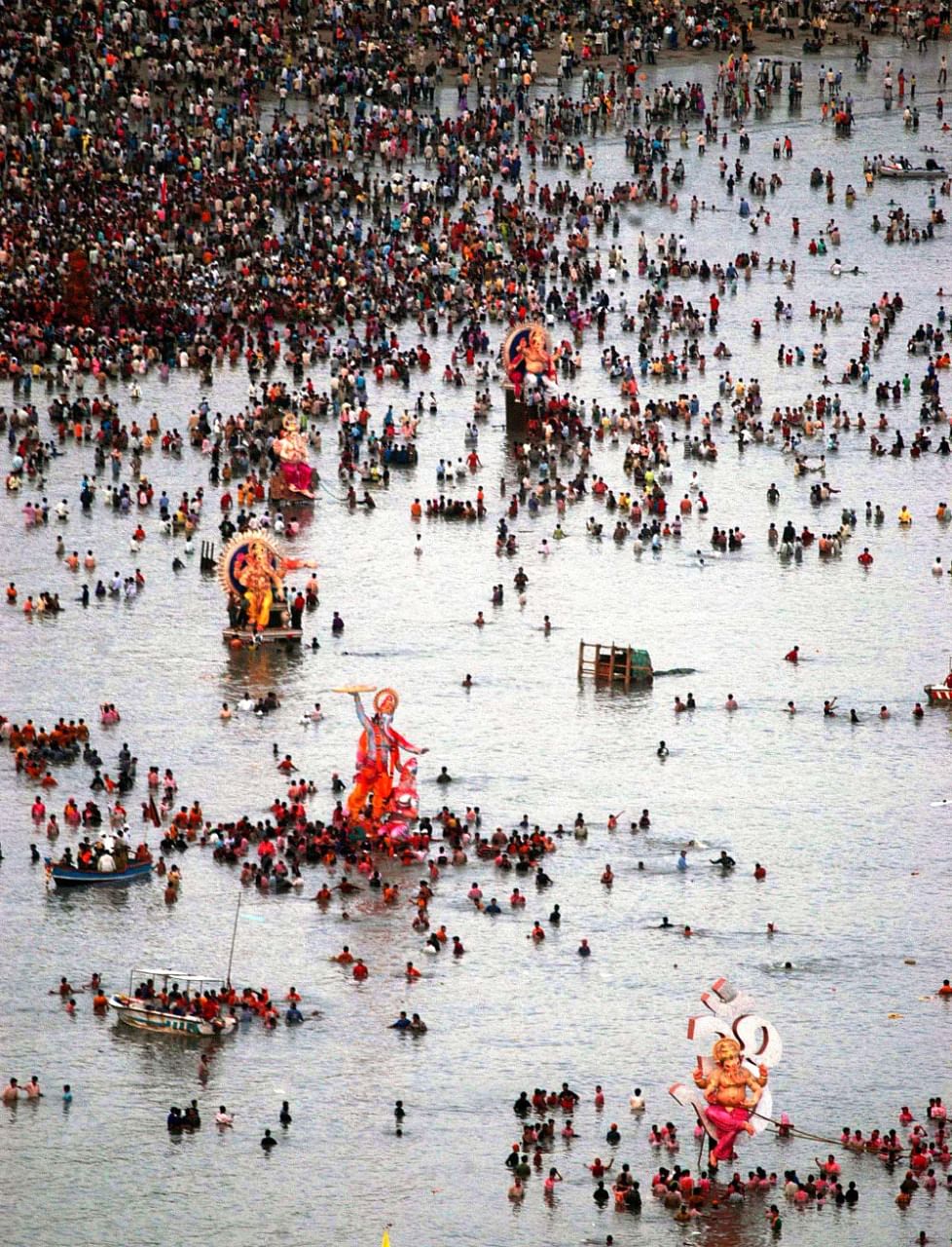 A view of Ganesh visarjan at Girgaum-Chowpatty in 2019, with hundreds of people in close proximity, when Covid-19, masks and physical distancing were not even on people's radar | Vasant Prabhu | ThePrint