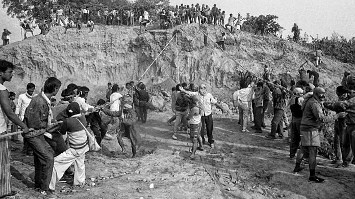 A man, with his face covered, instructs kar sevaks during the Babri Masjid rehearsal in Ayodhya on 5 December 1992 (representational image) | Photo: Praveen Jain | ThePrint