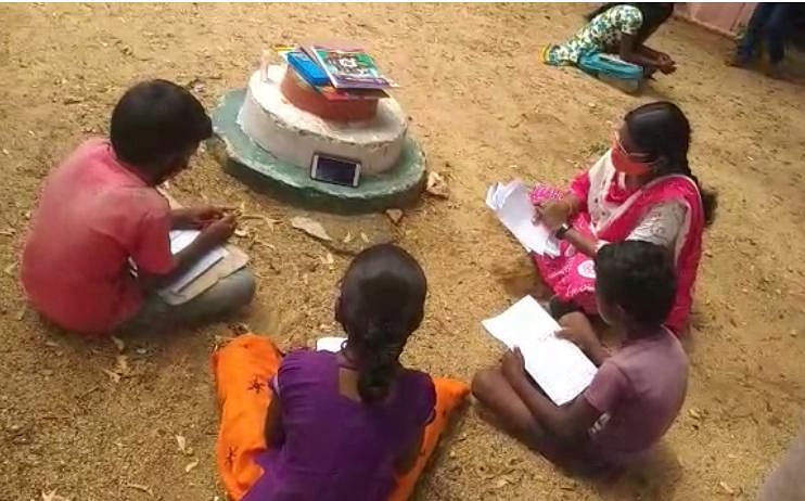 Students in Gadwal district gather to listen to digital classes from a single device | By special arrangement 