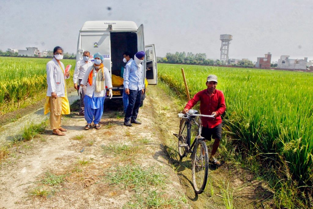 A testing van waiting for villagers amidst the fields in Sahnewal village | Praveen Jain | ThePrint