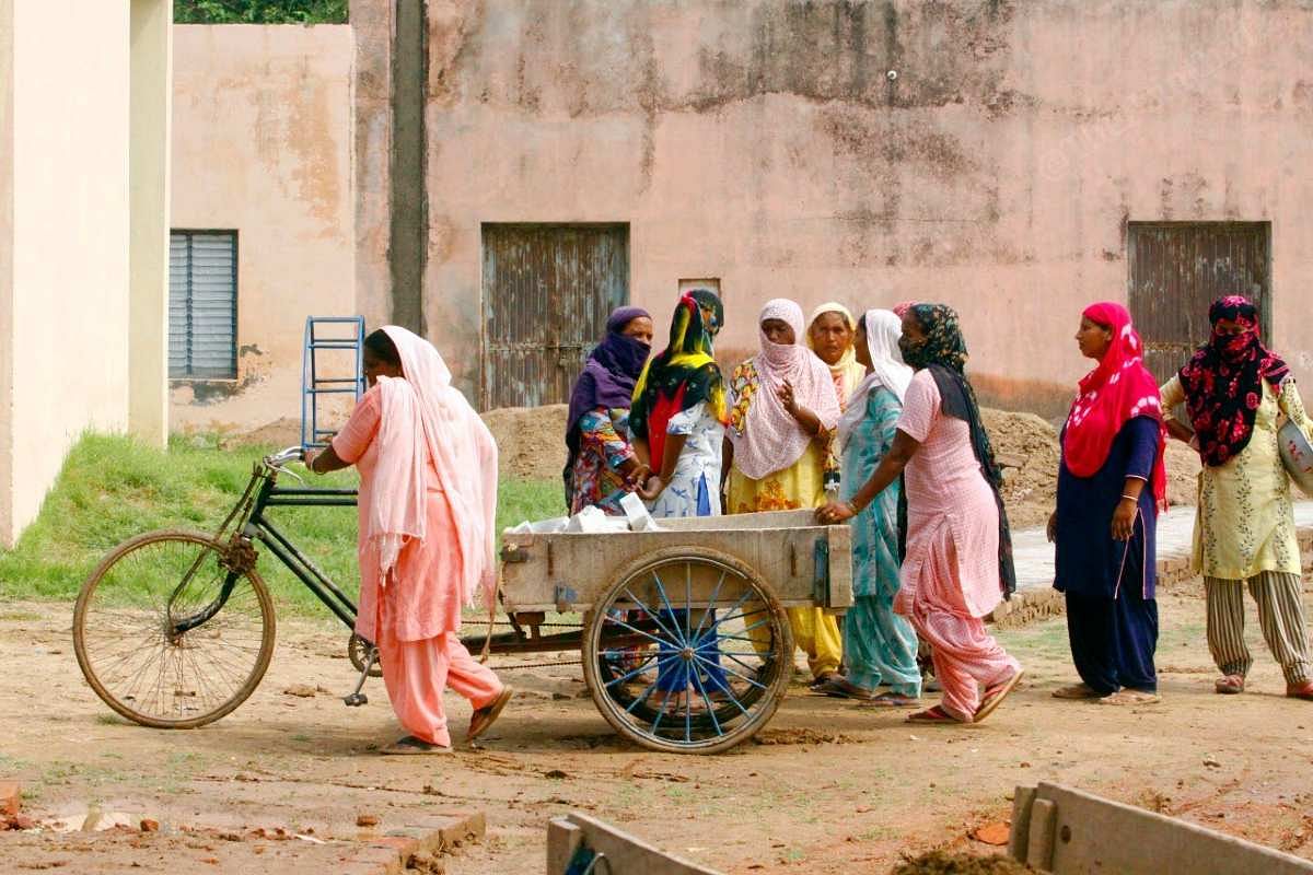 MNREGA workers huddle together, without masks, in Chunni village | Praveen Jain | ThePrint
