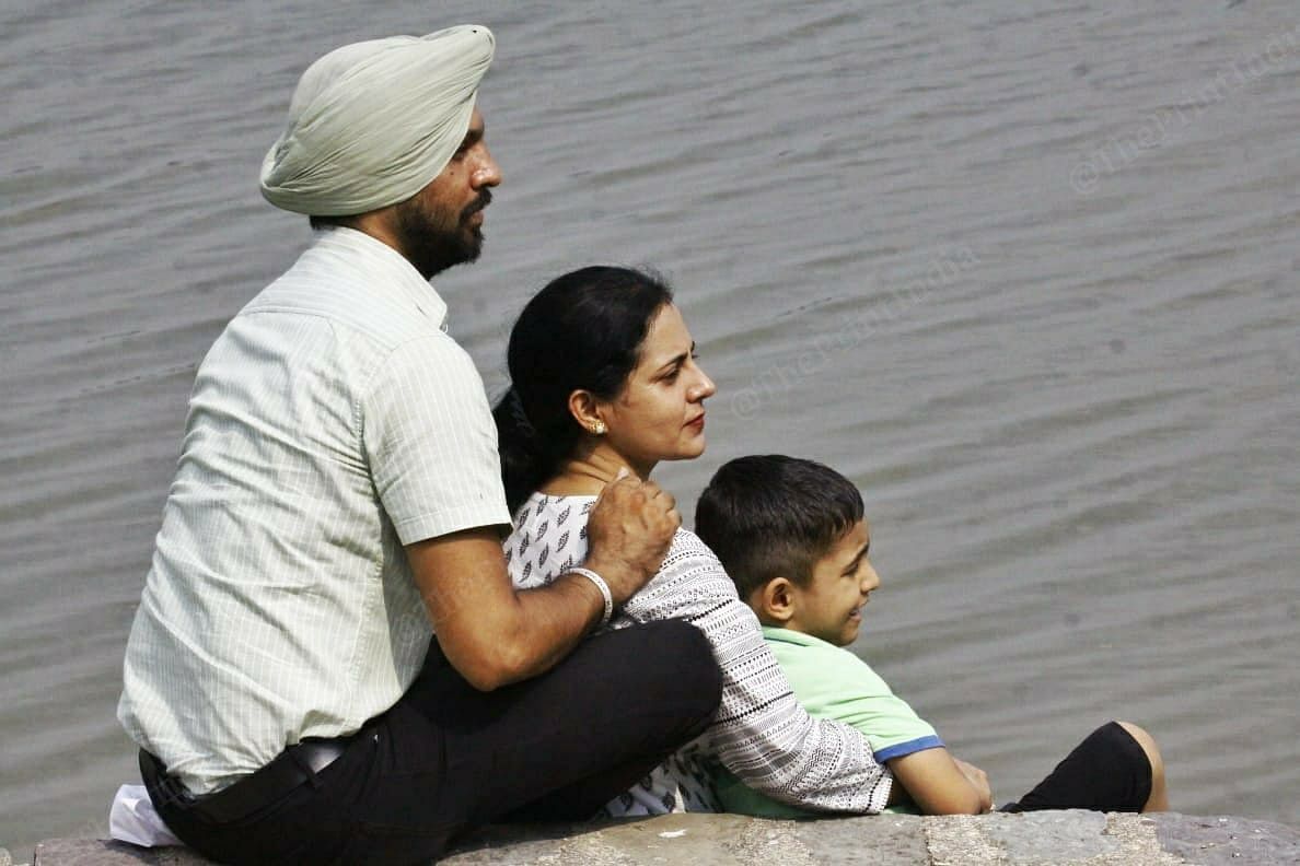 A family enjoyed the weather by the lake, but didn't wear masks | Praveen Jain | ThePrint