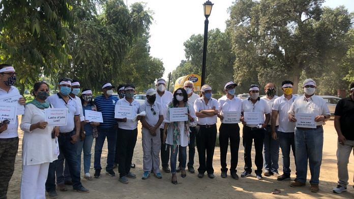 The protesting tour operators gathered at the India Gate Sunday | ThePrint Photo | Jyoti Yadav