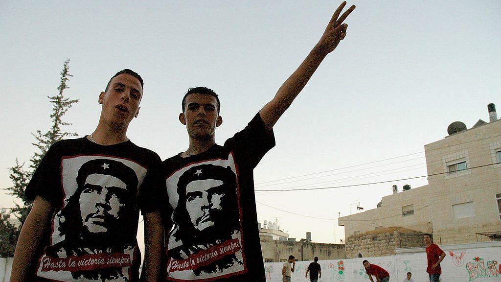 Men wearing Che Guevara tshirts | Wikimedia Commons