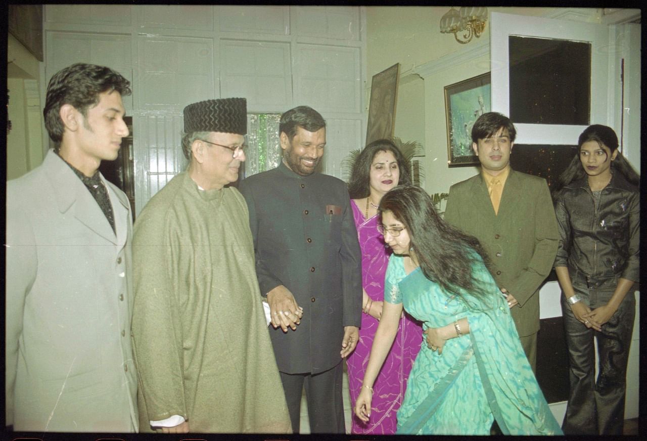 From left to right: Chirag Paswan, former PM V.P.Singh, Ram Vilas Paswan, Reena Paswan and daughter Asha Paswan touching feet of father Ram Vilas Paswan at a party | Photo: Praveen Jain 