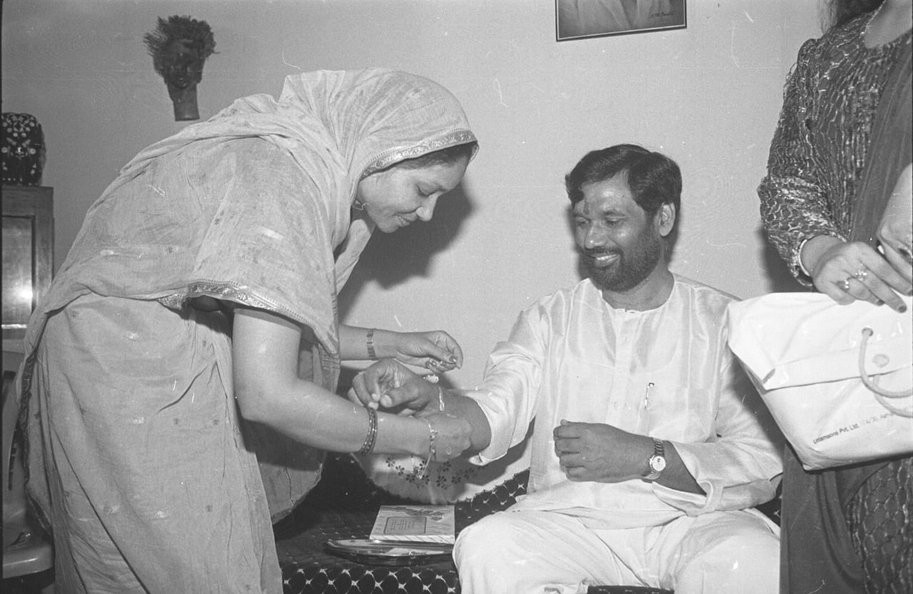 Former MP Phoolan Devi ties rakhi on Ram Vilas Paswan | Photo: Praveen Jain 