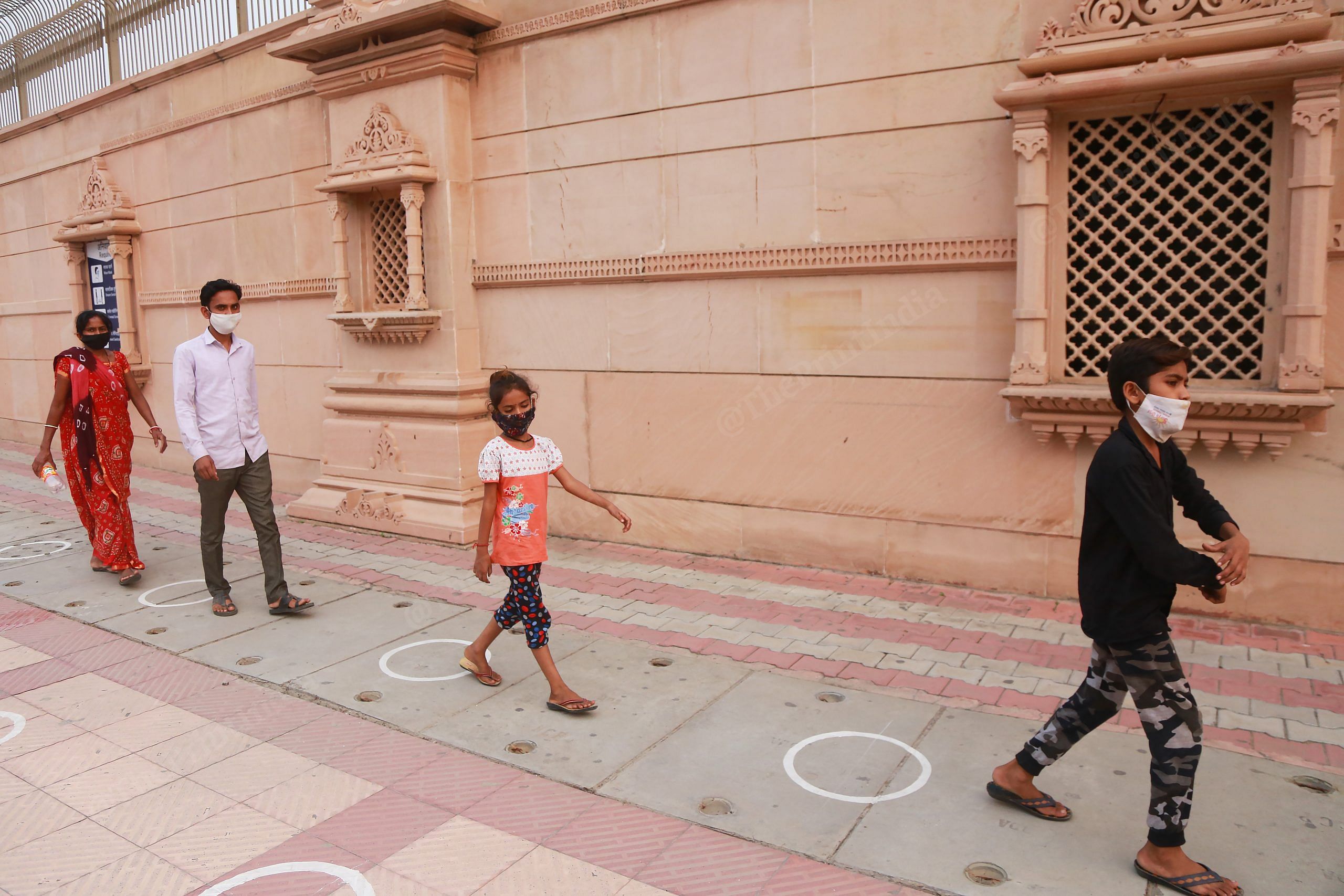 Circles are drawn on the footpath to maintain social distancing | Photo: Praveen Jain | ThePrint