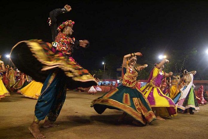 People doing 'garba' on the occasion of Navratri | Commons