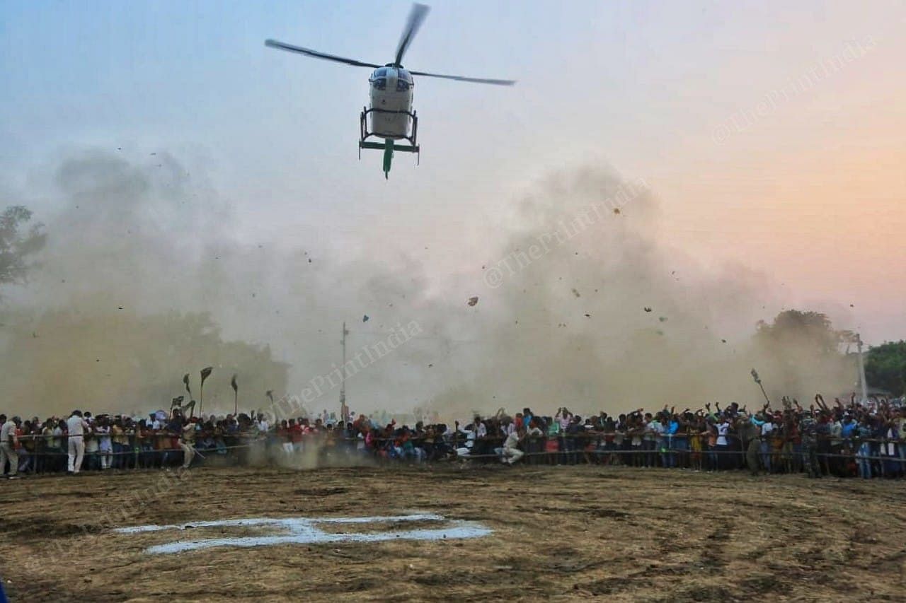 Tejashwi Yadav reaches the rally at Raghopur in a helicopter | Photo: Praveen Jain | ThePrint