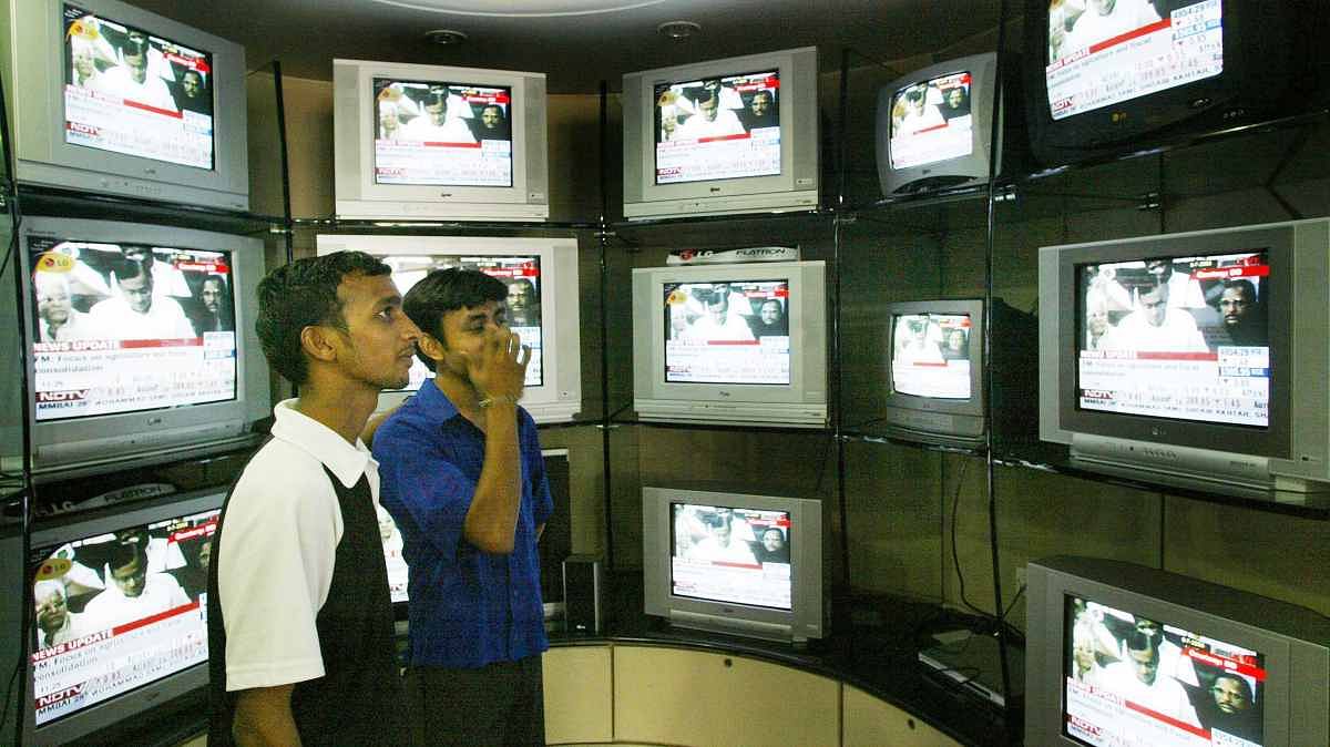People watch TV at a store in New Delhi (representational image) | Amit Bhargava| Bloomberg