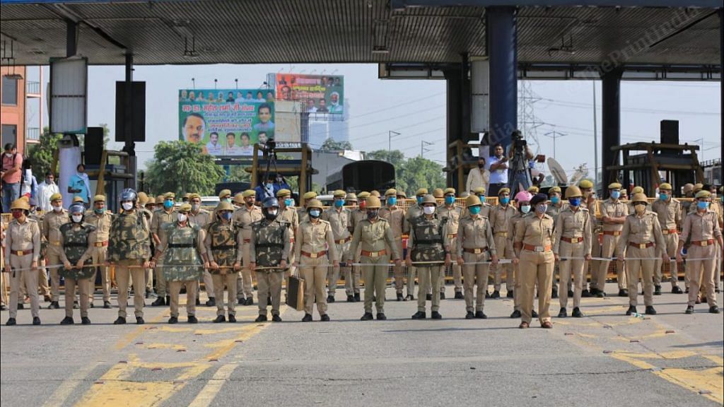 Police officers at Delhi-Noida border | Photo: Suraj Singh Bisht