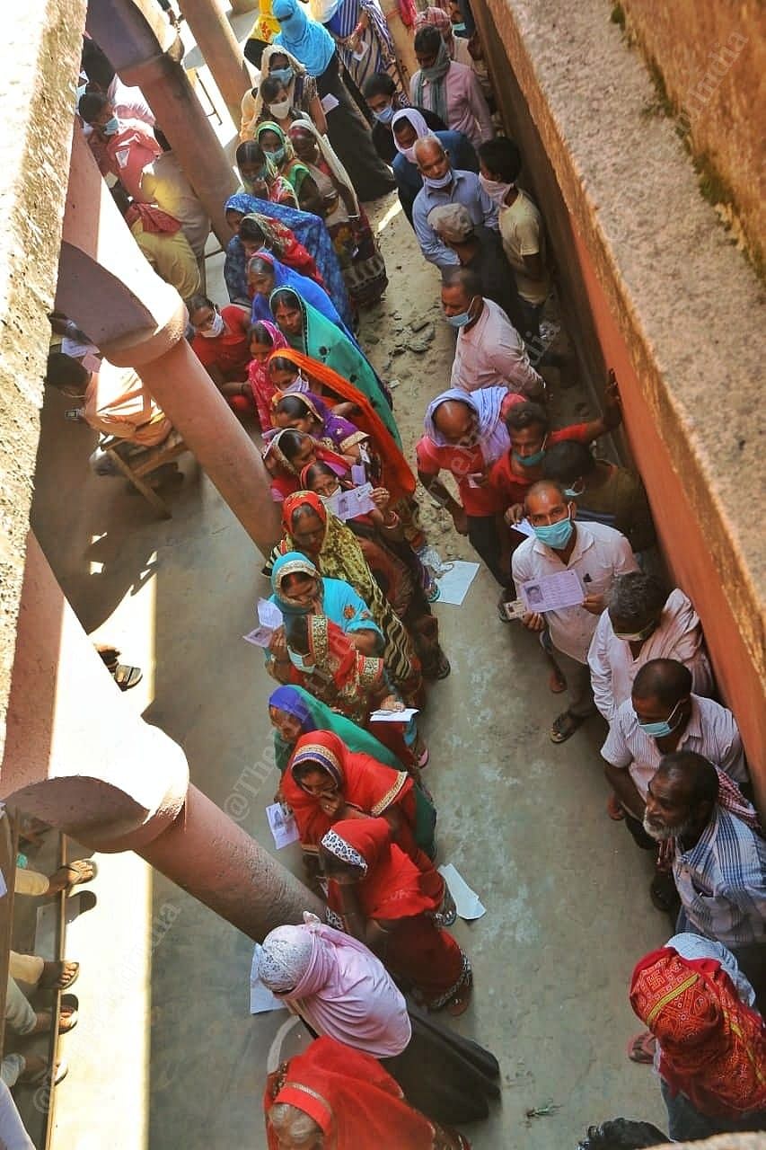 Not all voters in Rihhada Village of Paliganj are seen wearing masks | Praveen Jain | ThePrint