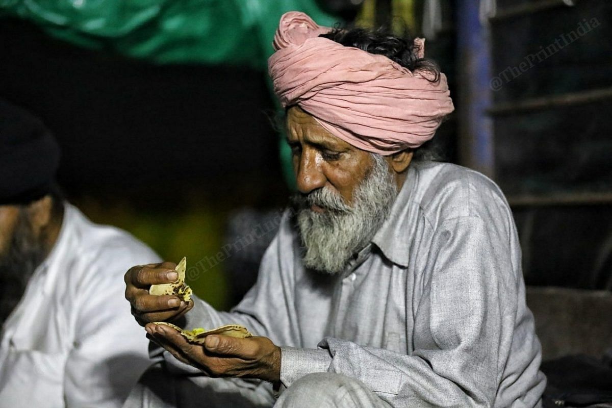A farmer eats roti sabzi | Photo: Manisha Mondal | ThePrint