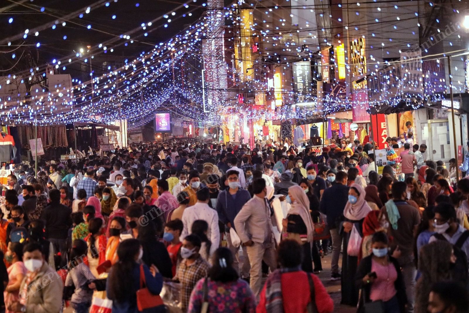 By evening the markets were bustling despite rising cases of Corona | Photo: Suraj Singh Bisht | ThePrint