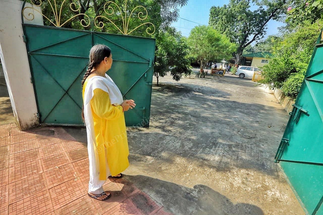 After Tejashwi Yadav leaving for election campaigning rabri Devi looking at his car at her residence | Praveen Jain | ThePrint