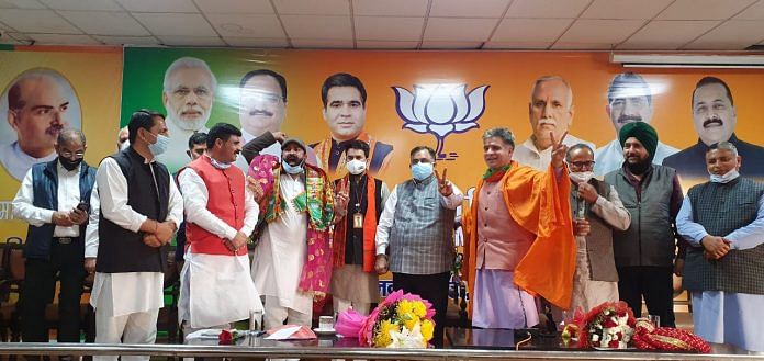 BJP general secretary Tarun Chugh (fifth from the right) with other party leaders | Twitter: @tarunchughbjp