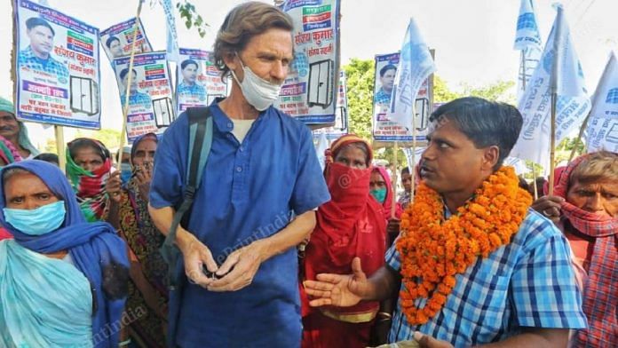Economist Jean Dreze with MNREGA activist Sanjay Sahni during an election campaign in Bihar | Praveen Jain | ThePrint