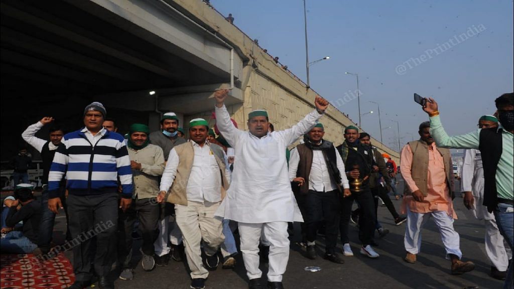 Farmers protest at the Delhi-UP border in Ghazipur Monday | Suraj Singh Bisht | ThePrint