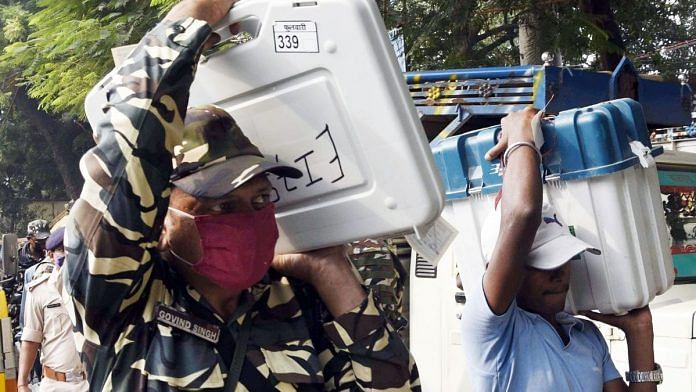 Polling officials and paramilitary personnel carrying Electronic Voting Machines (EVMs) in Bihar | Representational image | ANI