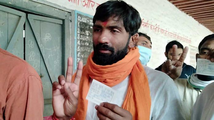 BJP candidate and wrestler Yogeshwar Dutt shows victory signs as he arrives to cast his vote at the polling booth for Haryana bypolls on 3 November 2020 | ANI