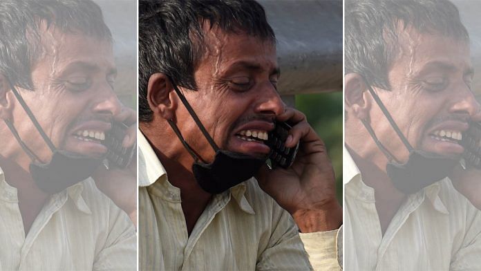 A file photo of a weeping Rampukar Pandit at the Nizamuddin bridge in New Delhi. | Photo: Atul Yadav/Twitter