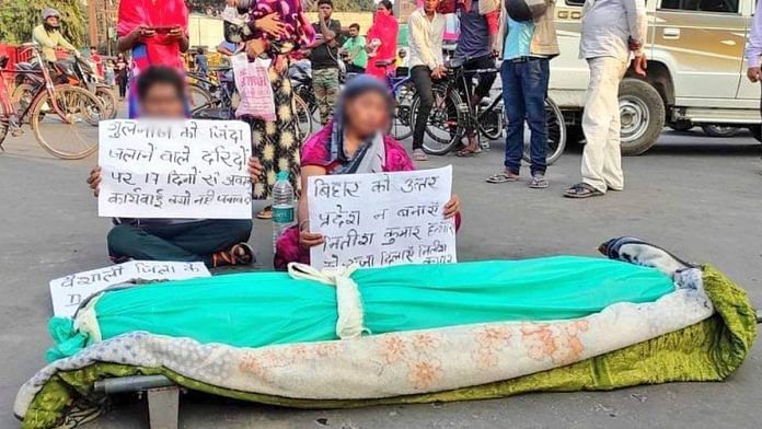 The victim's mother protests with her body in Vaishali | Image via Twitter
