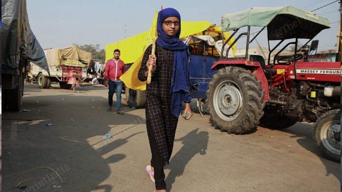 Gursimrat Kaur walking towards the protest site | Photo: Manisha Mondal | ThePrint