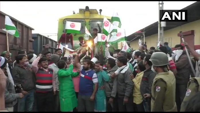 Swabhimani Shetkari Saghtana staged 'Bharat Bandh Rail Roko' protest and stopped a train today in Malkapur of Buldhana district on 8 December | Twitter/ANI