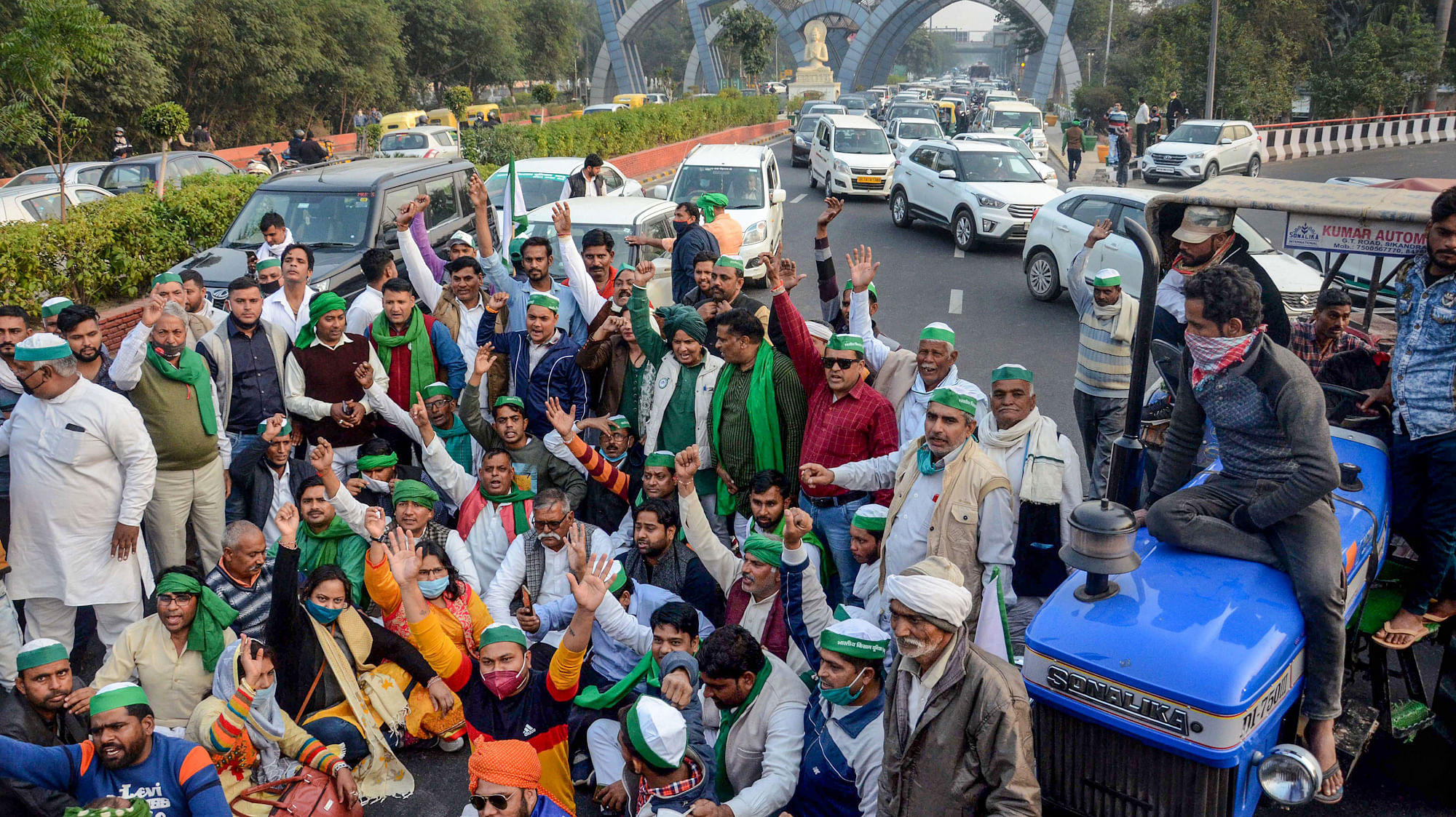 up-farmers-protest-at-noida-delhi-border-key-roadway-closed-for-vehicles