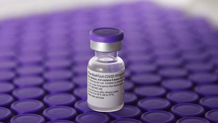 Il flacone di vaccino Pfizer-BioNTech Covid-19