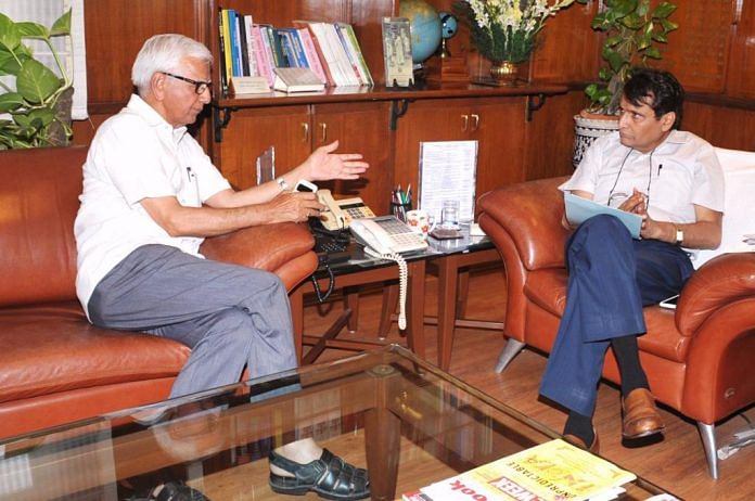 File photo of former agriculture minister Sompal Shastri (left) with former Railways Minister Suresh Prabhu | Twitter: @RailMinIndia