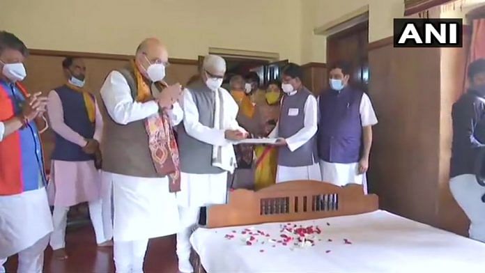 Home Minister Amit Shah pays homage to Rabindranath Tagore at Visva-Bharati University, Shantiniketan, West Bengal on 20 December, 2020 | ANI | Twitter