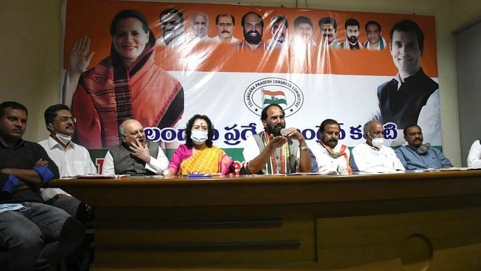 A file photo of ex-Telangana Pradesh Congress Committee chief Uttam Kumar Reddy (centre) and other party leaders. | Twitter/@UttamTPCC