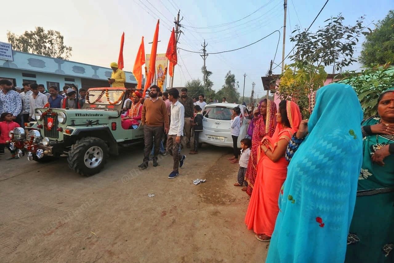 Saffron flags, jeeps and cars used in the rally | Photo: Praveen Jain | ThePrint 