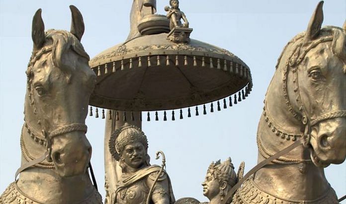 A statue of Arjuna and Krishna before the Kurukshetra war, in Haryana | Wikimedia Commons