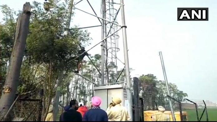 Mobile towers in Punjab being vandalised amid the ongoing protest against Centre's farm law on 28 December 2020 | Twitter/ANI Mobile towers in Punjab allegedly vandalised amid ongoing protests against Centre's farm laws on 28 December, 2020 | @ANI | Twitter