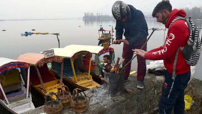 (Representational image) People warm themselves on the banks of Dal Lake on a cold day in Srinagar | ANI Photo