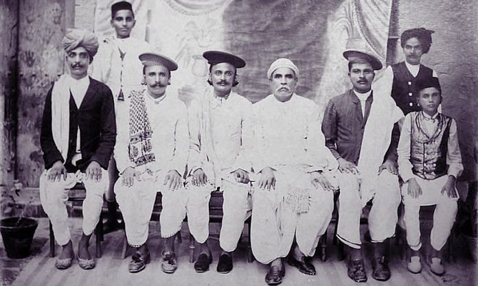 A vintage photo of a group of Sindhis | Wikimedia commons