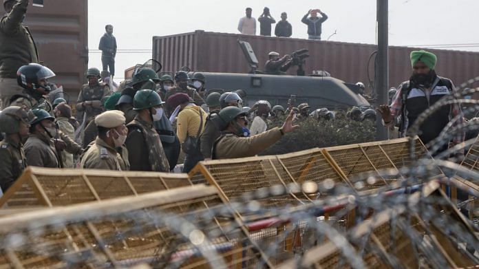 Delhi Police barricading border areas during farmers tractor rally on 26 January 2021 | Suraj Singh Bisht | ThePrint