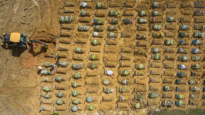 Graves of Covid-19 victims at a cemetery in Manaus, Brazil, on 19 January 2021 | Photo: Jonne Roriz | Bloomberg